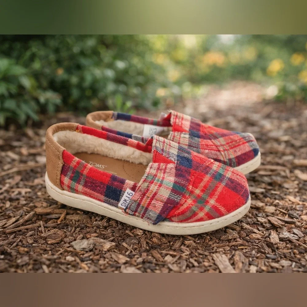 TOMS Kids Plaid Slip On Shoes Fuzzy Lined Loafers Size 10 Red Blue Cozy